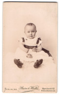Fotografie Strom & Walter, Berlin, Köpnicker Str. 102, Niedliches Baby Im Kleid Mit Einem Ball  - Personnes Anonymes