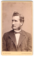 Fotografie W. Höffert, Dresden, See-Str. 10, Gutbürgerlicher Mann Mit Koteletten Im Anzug  - Personnes Anonymes