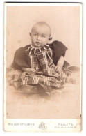 Fotografie Müller & Pilgram, Halle, Poststrasse 9-10, Baby Im Karierten Kleid Mit Schwarzen Ärmeln  - Personnes Anonymes