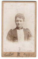 Fotografie L. Pfaff, Halle, Geiststr. 47, Freundlich Lächelnde Junge Frau Mit Grossen Augen  - Personnes Anonymes