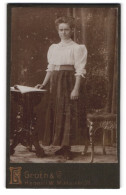 Fotografie Groth & Co., Hagen I. W., Mittelstr. 21, Junge Dame In Eleganter Kleidung  - Anonieme Personen