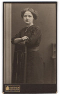 Fotografie A. Wertheim, Berlin, Rosenthalerstr., Junge Dame Im Kleid Mit Halskette  - Anonieme Personen