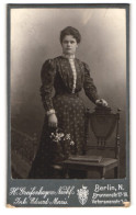 Fotografie Eduard Morris, Berlin N., Brunnenstr. 17-18, Dame In Kleid Hält Blumen In Der Hand  - Anonieme Personen