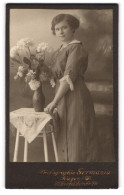 Fotografie Photographie Germania, Hagen I. W., Elberfelderstr. 29, Hübsche Dame Posiert Mit Blumen  - Anonieme Personen