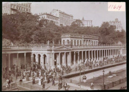 Fotografie Brück & Sohn Meissen, Ansicht Karlsbad, Blick Auf Die Mühlbrunnen - Kolonade Mit Kurgästen Beim Flanieren  - Lieux