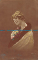 R163981 Old Postcard. Woman With Flowers. 1917 - Monde