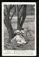 AK La Lecon De Bicyclette, Knutschendes Paar Im Park, Fahrrad  - Other & Unclassified