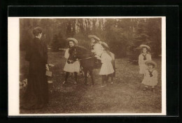 Foto-AK Töchter Des Zaren Von Russland Mit Pony In Einem Garten  - Royal Families