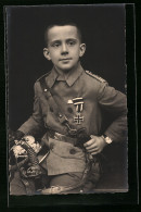 Foto-AK Kleiner Junge In Uniform Mit Eisernem Kreuz, Kinder Kriegspropaganda  - War 1914-18