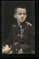Foto-AK Junge Mit Eisernem Kreuz In Uniform, Kinder Kriegspropaganda  - War 1914-18
