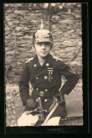 Foto-AK Kinder Kriegspropaganda, Junge In Uniform Mit Pickelhaube  - War 1914-18