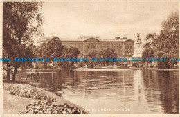 R165923 Buckingham Palace From Lake. St. James Park. London. W. Strakers - Sonstige & Ohne Zuordnung