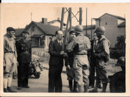 Photo Noir Et Blanc Au Dos Il Est écrit Roanne 1943 - Guerra, Militares