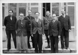 Photo Noir Et Blanc  (18 Cms X 12,5 Cms) Au Dos Il Est écrit : 1943 Le Coteau Devant La Mairie (il Y A 2 Militaires) - Lugares