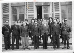 Photo Noir Et Blanc  (18 Cms X 12,5 Cms) Au Dos Il Est écrit : 1943 Le Coteau Devant La Mairie (il Y A 2 Militaires) - Lieux