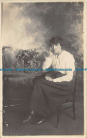 R164160 Old Postcard. Woman Sitting Near The Table - Monde