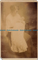 R164161 Old Postcard. Woman With Baby - Monde