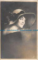 R164173 Old Postcard. Woman With Hat - World