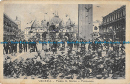 R165372 Venezia. Piazza S. Marco. Piccionata. Serenissima - Monde