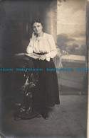 R164242 Old Postcard. Woman Near The Table - Monde