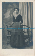 R165438 Old Postcard. Woman In The Room - World