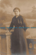 R164246 Old Postcard. Woman - Monde