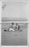 R164250 Old Postcard. Women Near The Sea - World