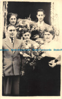 R164254 Old Postcard. Family And Flowers - World