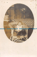 R164256 Old Postcard. Baby On The Chair. Leonar - Monde