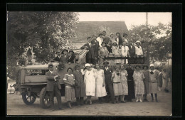 AK Männer Und Frauen An Und Auf Einem Lastkraftwagen  - Transporter & LKW