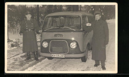 AK Zwei Militärangehörige An Einem Kleinbus  - Busse & Reisebusse