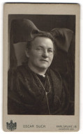 Fotografie Oscar Suck, Karlsruhe I. B., Kaiserstr. 223, Portrait Hübsche Dame In Tracht  - Personnes Anonymes