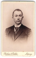 Fotografie Pinkau & Gehler, Leipzig, Turnerstr. 11, Portrait Junger Mann Charmant In Krawatte Und Jackett  - Personnes Anonymes