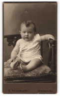 Fotografie G. Neubauer, Wiesental, Portrait Süsses Baby Im Weissen Hemdchen  - Personnes Anonymes