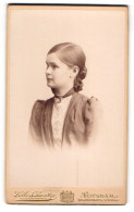 Fotografie Selle & Kuntze, Potsdam, Schwertfegerstr. 14, Portrait Hübsches Mädchen Mit Brosche Am Blusenkragen  - Personnes Anonymes