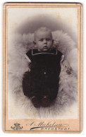 Fotografie A. Michelsen, Bredstedt, Portrait Süsses Baby Im Matrosenanzug Auf Fell Liegend  - Personnes Anonymes