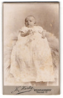 Fotografie Karl Hurtig, Wilhelmshaven, Roonstr. 17, Portrait Baby Im Weissen Taufkleidchen  - Personnes Anonymes