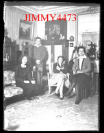 Une Famille Dans Un Salon, à Identifier - Plaque De Verre En Négatif - Taille 89 X 119 Mlls - Diapositiva Su Vetro