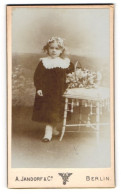 Fotografie A. Jandorf & Co., Berlin, Gr. Frankfurter Str. 113, Portrait Blondes Süsses Mädchen Mit Blumenkorb  - Personnes Anonymes
