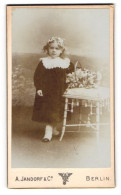 Fotografie A. Jandorf & Co., Berlin, Gr. Frankfurter Str. 113, Portrait Blondes Süsses Mädchen Mit Blumenkorb  - Anonymous Persons