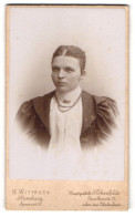 Fotografie H. Wittrock, Hamburg, Speersort 5, Portrait Junger Frau Mit Brosche Und Halskette  - Anonymous Persons