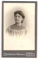 Fotografie Samson & Co., Frankfurt A. M., Kaiserstr. 1, Portrait Bildschönes Fräulein In Gerüschter Bluse  - Personnes Anonymes