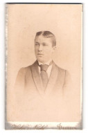 Fotografie Hahn's Nachfolger, Dresden, Waisenhausstr. 16, Portrait Junger Mann Mit Krawatte Im Jackett  - Anonymous Persons