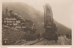 19) CATASTROPHE DU TUNNEL DE POUCH (CARTE PHOTO) 15 DEC. 1908 - LA GRANDE GRUE  - (TRES ANIMEE - 2 SCANS) - Autres & Non Classés