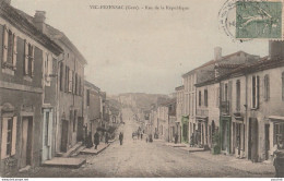 A25- 32) VIC FEZENSAC (GERS) RUE DE LA REPUBLIQUE - (ANIMEE - COLORISEE) - Vic-Fezensac