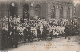 A21- 57) MONTIGNY METZ - DEVANT LA MAIRIE LES JEUNES LORRAINES EN COSTUME - (2 SCANS)  - Metz