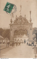 47) AGEN - CARTE PHOTO BALISTAI - FÊTES PRÉSIDENTIELLES (29 ET 30 /9/1906) ARC DE TRIOMPHE DEVANT LA GARE - (2 SCANS) - Agen