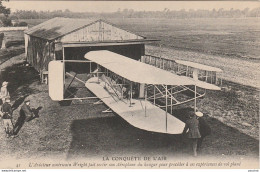 L'AVIATEUR AMERICAIN WRIGHT FAIT SORTIR SON AEROPLANE DU HANGAR POUR PROCEDER A SES EXPERIENCES DE VOL PLANE - (2 SCANS) - Aviatori