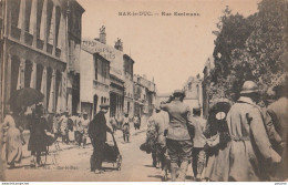 A10- 55) BAR LE DUC - RUE EXELMANS - (TRES ANIMEE - SOLDATS EN PROMENADE - 2 SCANS) - Bar Le Duc