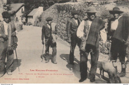 A3-65) GEDRE (HAUTES PYRENEES) TROUPE DE MARCHANDS DE COCHONS   - (TRES ANIMEE - 2 SCANS) - Autres & Non Classés